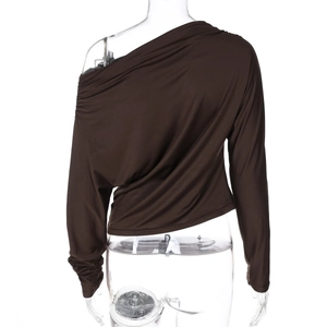 Détail du haut marron à épaule dénudée montrant le tissu plissé et la texture soyeuse