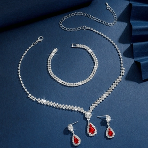 Parure de bijoux de mariée avec rubis rouges poire et diamants blancs scintillants