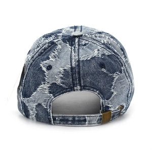 Détail de la casquette baseball en jean vintage avec motif étoile et boucle en métal