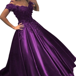 Elegante abito da sera viola scuro con spalle scoperte, corpino in pizzo e gonna in raso