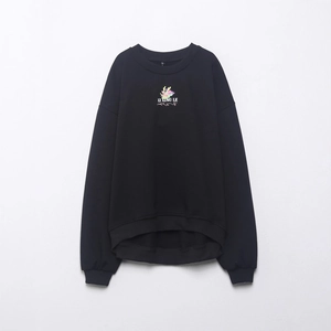 Sudadera negra de manga larga con dobladillo asimétrico y estampado XI XING LE frontal