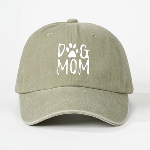 Détail de la casquette de baseball en coton avec imprimé Dog Mom et logo patte