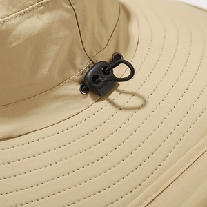 Dettaglio delle cuciture del tessuto e del cordoncino regolabile sul cappello da sole kaki