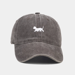 Dettaglio del cappellino da baseball in cotone lavato con ricamo di cane bianco