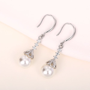 Elegante Perlenohrringe mit Kristallakzenten und Silberhaken für Hochzeiten