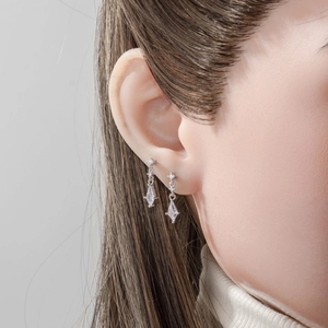 Boucles d'oreilles pendantes géométriques en forme de cerf-volant avec zircone et argent