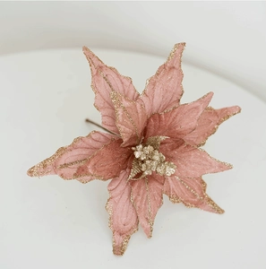 Détail d'une fleur de Noël artificielle rose de 28cm avec bordures dorées pailletées