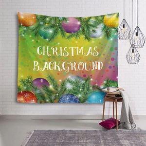 Détail d'une tapisserie de Noël avec branches de pin festives et boules colorées