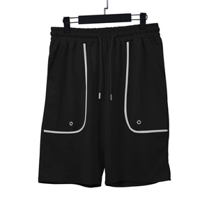 Détail du short de sport noir pour homme avec cordon et poches à bordure blanche