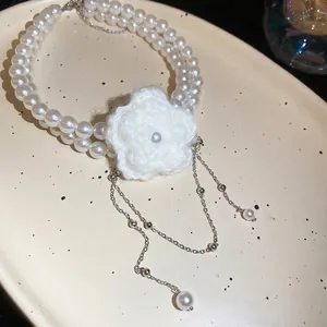 Collier de perles vintage français avec fleur en crochet et pampilles métalliques chic