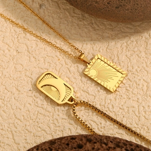 Dettaglio delle collane con pendente sole e luna in acciaio inossidabile placcato oro 18K