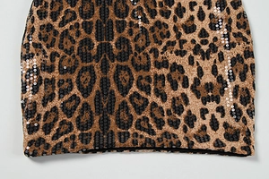 Gros plan sur les paillettes à motif léopard avec texture brillante sur une robe sexy