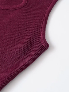 Gros plan détaillé du tissu en maille côtelée bordeaux avec finitions de couture propres