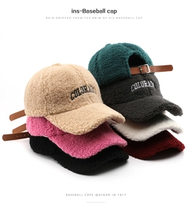 Dettaglio dei cappellini da baseball in sherpa con ricamo Colorado e cinturino in pelle