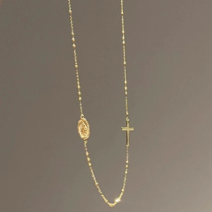 Collier à perles dorées avec pendentifs croix et médaille de la Vierge Marie ovale