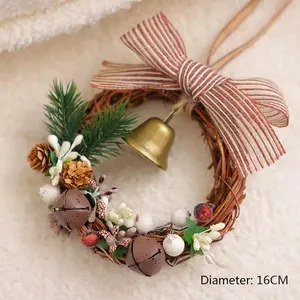 Vue détaillée d'une couronne de Noël de 16cm avec pommes de pin et cloches dorées