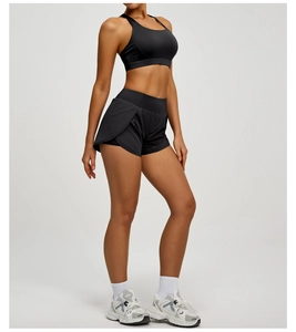 Vue détaillée du short de sport noir double couche et de la brassière pour le fitness