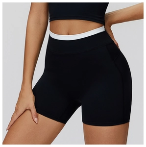 Détail du short de yoga taille haute avec ceinture contrastée en maille côtelée extensible