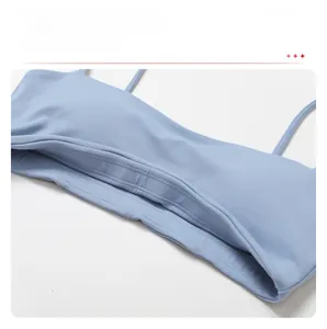 Detail des hochelastischen Innenbundes an einem hellblauen schnelltrocknenden Sport-BH