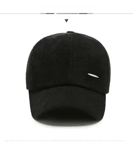 Gros plan sur la casquette de baseball en velours noir avec cache-oreilles et métal