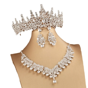 Parure bijoux mariée argentée avec couronne en cristal, collier et boucles d'oreilles