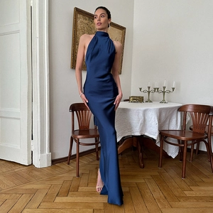 Détail du design dos nu licou élégant sur une robe longue en satin bleu royal brillant