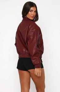 Vue arrière du blouson en cuir PU bordeaux avec épaules tombantes et ourlet élastique