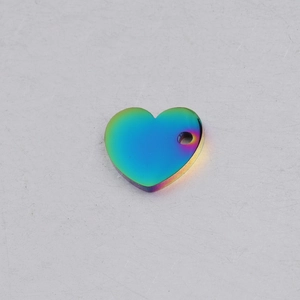 Macro-opname van een 1,5mm gepolijste hartvormige hanger met een regenboogafwerking