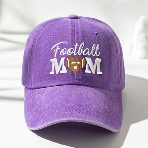 Détail de la broderie Football Mom sur casquette en coton lavé violet de qualité