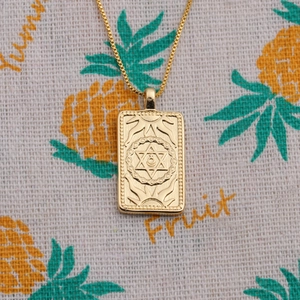 Collier avec pendentif soleil plaqué or et gravure hexagramme sur chaîne dorée fine