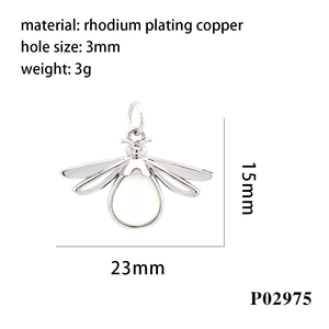 Dettaglio del ciondolo ape in rame rodiato con dimensioni di 23mm x 15mm