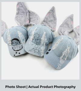 Details von hellblauen Jeans-Baseballkappen mit Hasenohren und Graffiti-Muster