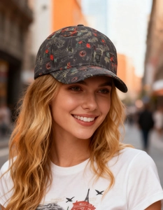 Dettaglio di un cappello da baseball grigio antracite con stampe vintage della Torre Eiffel