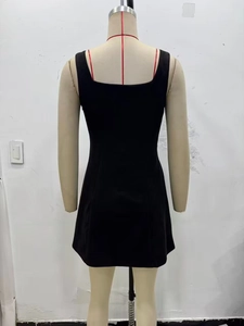 Vista posteriore di un mini abito nero senza maniche con scollo quadrato e vestibilità slim