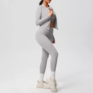 Dettaglio del set yoga tre pezzi grigio chiaro con giacca con zip, reggiseno e leggings a vita alta