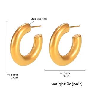 Vue macro des boucles d'oreilles créoles en acier inoxydable avec placage or 18K