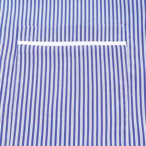 Détail rapproché d'une poche de chemise rayée bleue et blanche avec bordure blanche