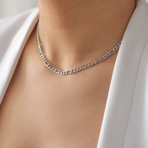 Collana a catena Figaro da 5mm in acciaio inossidabile indossata da una modella
