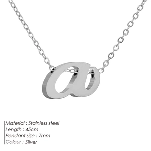 Minimalistische silberne Edelstahl-Halskette mit kleinem Buchstaben 'a' Anhänger auf Weiß