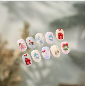 Vue détaillée d'autocollants pour ongles de Noël avec bonhommes de neige et sapins