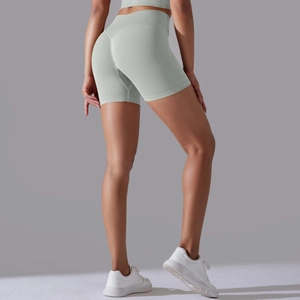 Gros plan sur un short de yoga sans couture taille haute avec détail froncé effet push-up