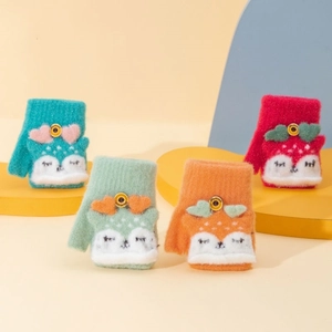 Dettaglio di caldi guanti in maglia per bambini con ricamo di cervo e bottoni moda