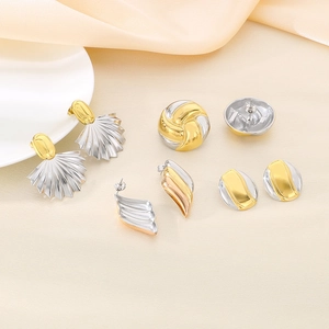 Boucles d'oreilles mixtes or et argent en forme de cœur et d'éventail sur soie
