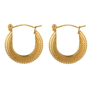 Boucles d'oreilles dorées en forme de C avec texture d'écailles et fini miroir poli