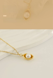 Vue macro détaillée d'un pendentif en perle plaqué or 18 carats sur collier fin
