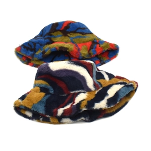 Chapeaux bobs d'hiver en fausse fourrure avec motifs tie-dye colorés et patchwork mode