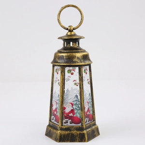 Détail d'une lanterne de Noël bronze doré avec motif Père Noël et effet lumineux LED