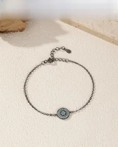 Détail macro du bracelet en argent S925 avec turquoise et oxyde de zirconium bleu