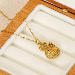 Collier sac de chance chinois doré avec cristaux et détail de caractère Fu
