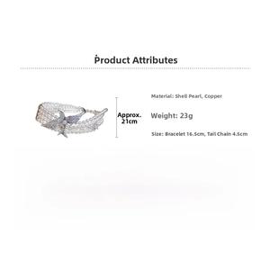 Détail d'un bracelet en perles multicouche avec breloque oiseau en zircon et spécificités